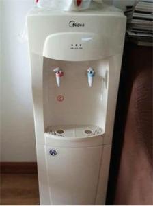清洗饮水机的方法 美的饮水机款式和价格?美的饮水机清洗方法是什么?