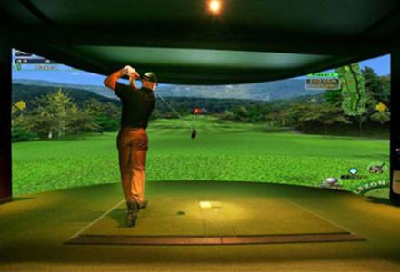 高尔夫打球的正确姿势 室内高尔夫的打球姿势