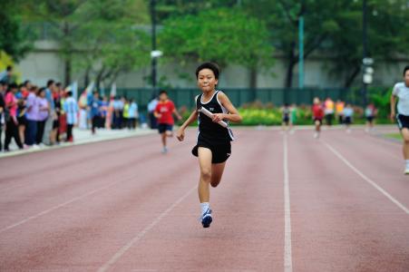 100米怎么提高到15秒 100米短跑怎么练