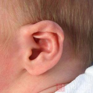 外耳道炎吃什么消炎药 什么原因可引起外耳道炎_引起外耳道炎的原因