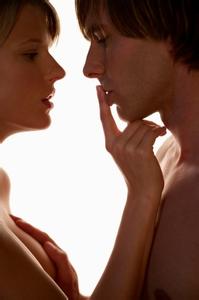 男人见女人脸红原因 男人爱摸女人胸部是什么原因