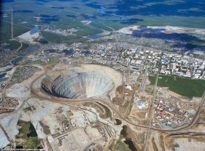 世界上最大的矿用卡车 世界上最大的矿坑