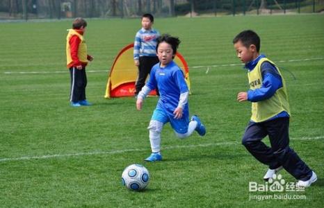 小孩子踢足球的利弊 怎么训练小孩踢足球