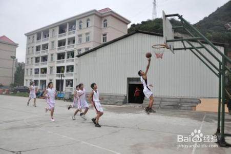 新手怎么打篮球技巧 怎样才能学会打篮球