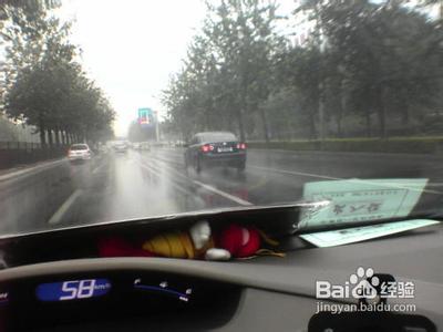 下雨天开车注意事项 下雨天开车要注意些什么