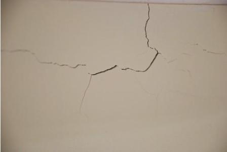 墙面开裂怎么处理 墙面开裂怎么处理？墙面如何巧用设计遮瑕？