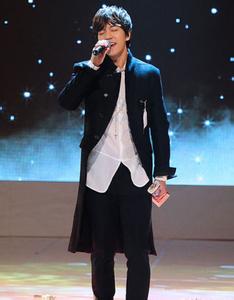 李胜基在韩国的地位 韩国男歌手李胜基