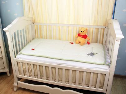 婴儿床床垫 买新生儿床应注意什么？婴儿床需要床垫吗？