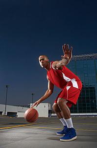 篮球运球技巧 篮球运动运球技巧介绍