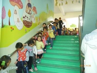 幼儿园中班教案：上下楼梯