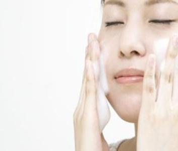 盐水洗脸的功效与作用 用盐水洗脸的好处有哪些 盐水洗脸的功效