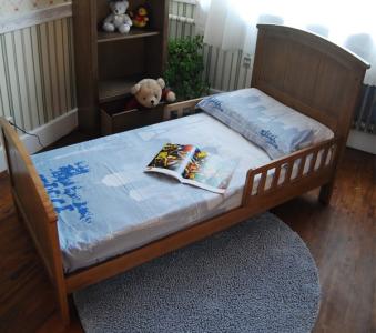 婴儿床选购 婴儿睡的床软硬有要求吗?如何选购婴儿床?