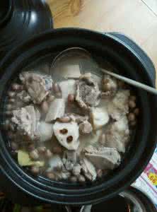 筒子骨莲藕汤 莲藕筒骨汤的做法图解，筒骨莲藕汤如何做会好吃