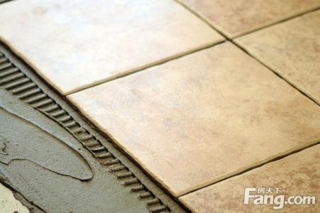 如何分辨地板砖的好坏 地板砖怎样分辨好坏 地板砖选购的注意事项