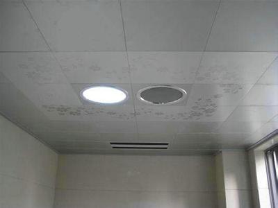 防水石膏板和铝扣板 卫浴吊顶装修中防水用铝扣板好还是石膏板?