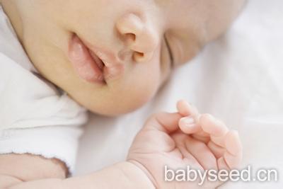 湿疹干燥起皮护理方法 宝宝唇部干燥护理方法