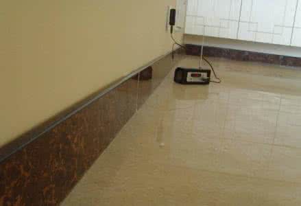 木地板配瓷砖踢脚线 瓷砖踢脚线什么时候贴?地板应该如何清洁?