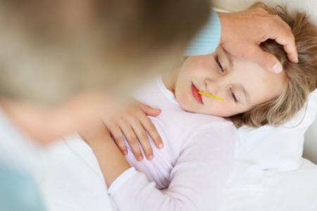 小孩持续低烧的原因 宝宝持续低烧的原因 如何给小孩退烧