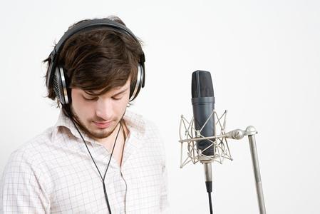 歌手为什么要戴耳机 歌手戴耳机的重要性