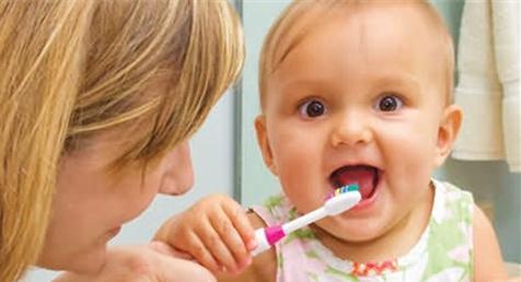 1岁半宝宝刷牙 1岁半宝宝如何刷牙 1岁半宝宝怎么刷牙