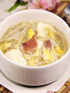 金针菇豆腐汤的做法 金针菇日本豆腐汤怎么做，金针菇豆腐汤的做法推荐