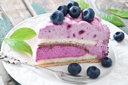 蓝莓芝士蛋糕的做法 蓝莓蛋糕卷该怎么做，蓝莓蛋糕卷的好吃做法