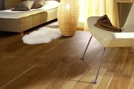 圣象地板防潮垫 大自然地板和圣象地板哪个好？木地板避暑防潮方法？