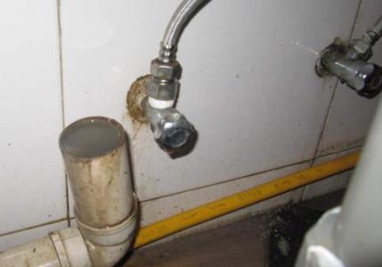 厨房下水道油垢堵塞 厨房下水道堵塞会引起什么问题?该如何解决?