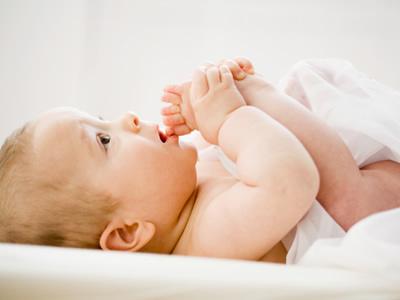 初生婴儿哭闹的原因 初生婴儿尿黄什么原因