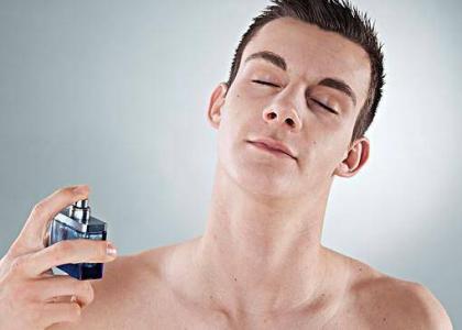 男士喷香水教程 男士怎么用香水