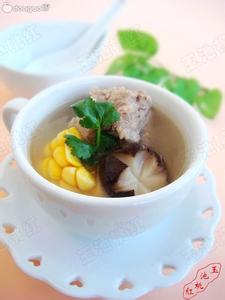 香菇玉米排骨汤的做法 好吃的玉米香菇排骨汤怎么做，玉米排骨汤的好吃做法