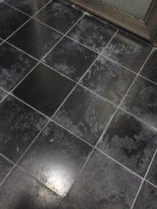 地板砖胶水 地砖上的胶水怎么去除？地板的鉴别？