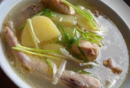 炖鸡汤的家常做法 土豆炖鸡汤要怎么做，土豆炖鸡汤的家常做法