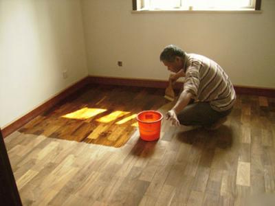 铺实木地板注意事项 实木地板翻新价格如何?实木地板翻新注意事项有哪些?