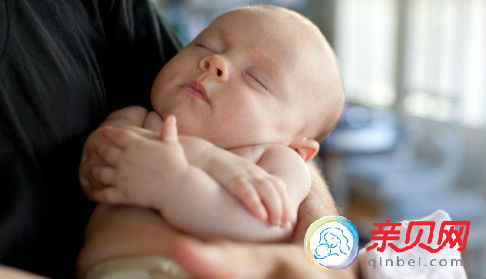 新生儿错误吃奶姿势图 抱新生儿的好处有哪些 抱新生宝宝的正确姿势有哪些