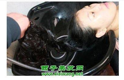 美发店自动洗头机 美发洗头的教程