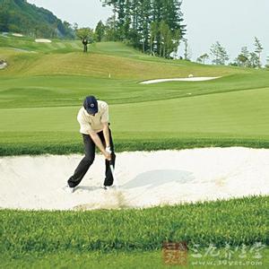 怎样打高尔夫球 打高尔夫怎样应对沙坑球