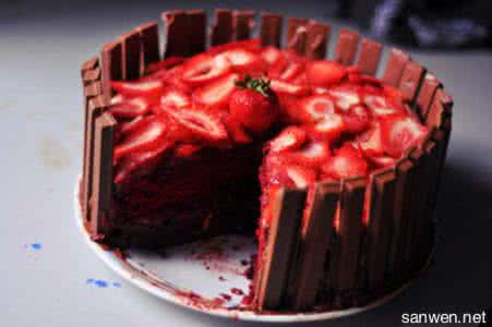 黑森林草莓蛋糕体图片 黑巧克力草莓蛋糕图片