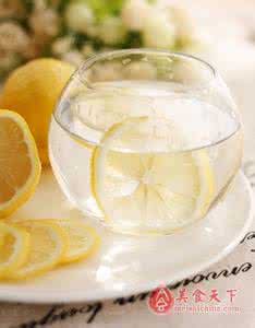 生柠檬片泡水喝的功效 柠檬片泡水的功效与作用