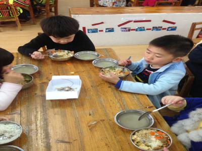 中国餐桌礼仪禁忌 幼儿餐桌上的礼仪_1-3岁幼儿的餐桌饮食禁忌