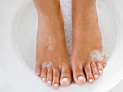 脚出汗脚臭的治疗方法 脚臭出汗怎么治疗