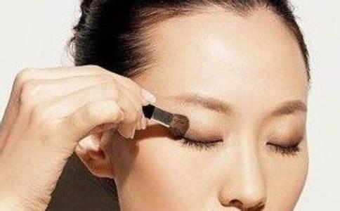 单眼皮如何画淡妆眼线 单眼皮淡妆化妆步骤