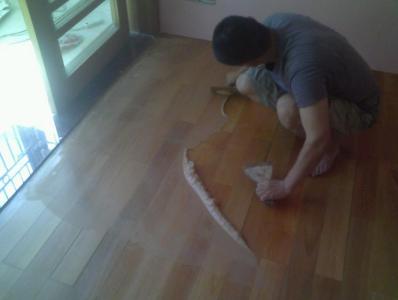 实木地板打蜡 实木地板打蜡需要散味多久?实木地板打蜡后如何清洁?