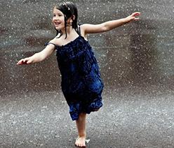 英语经典美文：雨中的奔跑