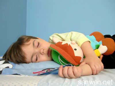 小孩子睡觉磨牙 小孩磨牙是什么原因_小孩子睡觉磨牙怎么办