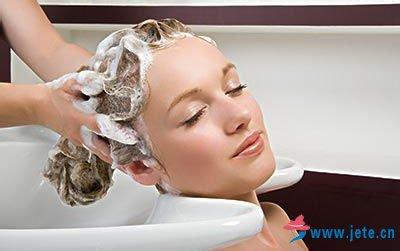 学理发帮客人洗头 洗头助理如何与客人沟通交流