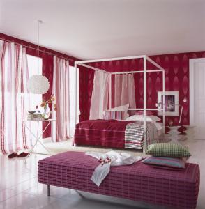 卧室窗帘选购 红色卧室装修选购什么款式的床好?红色卧室床怎么选