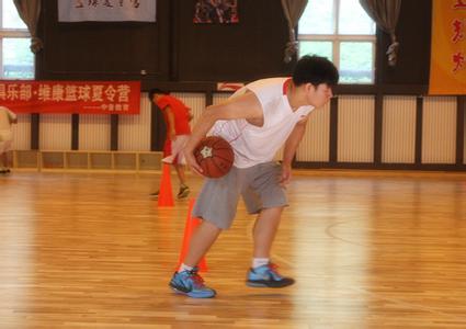 打篮球练习胯下运球的方法步骤 打篮球怎么练习胯下运球