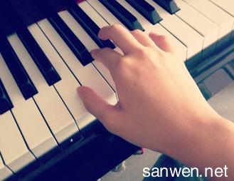 钢琴初学者弹什么曲子 初学如何弹好钢琴的跳音