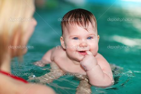 狗天生就会游泳吗 宝宝是天生就会游泳吗 宝宝游泳的好处